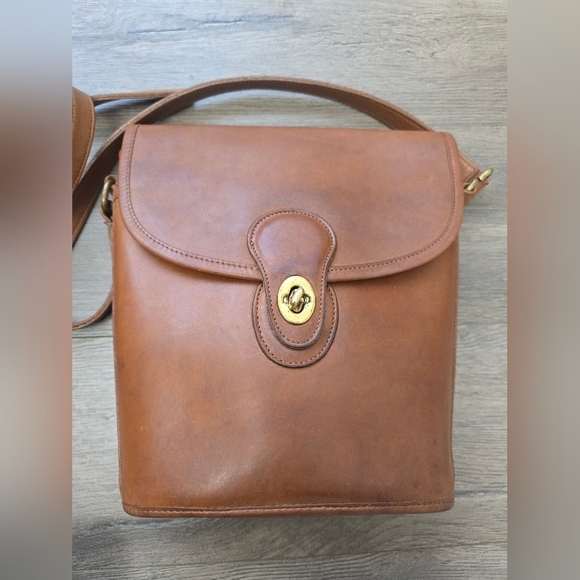 Coach Handbags - Vintage Coach Shoulder Bag British Tan Leather Classic Fisherman Grandpa
